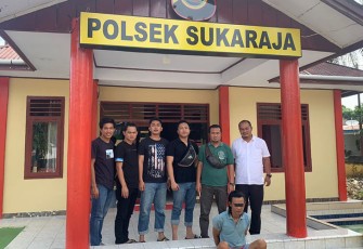 Tersangka (diborgol) saat diamankan
