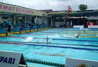 Sejumlah perenang saat bertanding dalam Kejuaraan Renang Antar Perkumpulan se-Indonesia Bupati Karanganyar Cup I 2022, di kolam renang Intan Pari Park, Tasikmadu, Kabupaten Karanganyar, Jawa Tengah. Jumat (18/11/2022).