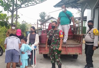 Babinsa saat Kawal Operasi Pasar Gas LPG di Pahandut Sebrang 