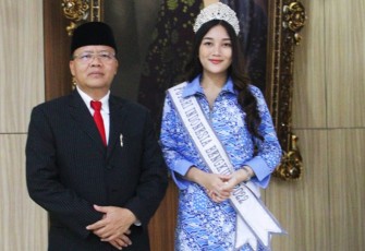 Gubernur Bengkulu ke-10 ini usai terima audiensi Finalis Putri Indonesia mewakili Provinsi Bengkulu Tahun 2022 Syafaniar Virgy, di Ruang Kerja Gubernur Bengkulu, Senin (25/04).