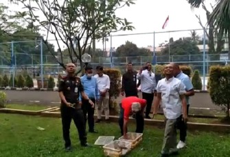 Kajati DKI Reda Manthovani saat Lepaskan Puluhan Burung dan Penyu
