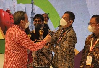 Senior VP Business Support PT Medco E&P Indonesia Amri Siahaan (kanan) menerima penghargaan.