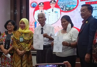 Walikota Bitung foto bersama dengan beberapa pasangan yg telah mengikuti kawin Massal