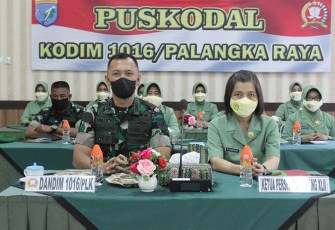 Dandim 1016 Palangka Raya Bersama Ketua Persit KCK Cabang XLII saat Ikuti Kick Off Kolaborasi Percepatan Penurunan Stunting 