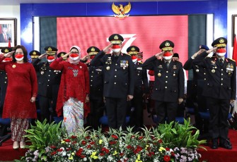 Sejumlah pejabat BNN RI saat mengikuti upacara peringatan HUT ke-77 Kemerdekaan Republik Indonesia secara daring dari kantor BNN, Cawang, Jakarta Timur, Rabu (17/8). 
