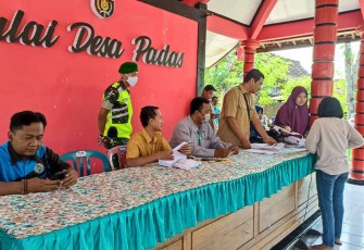 abinsa Koramil 04 Padas Kodim 0805 Ngawi saat Dampingi Penyaluran BLT DD 