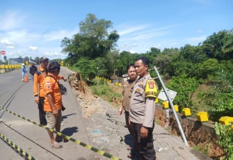 Petugas kepolisian setempat dan BPBD saat meninjau lokasi
