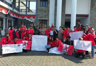 Foto bersama usai unjuk rasa