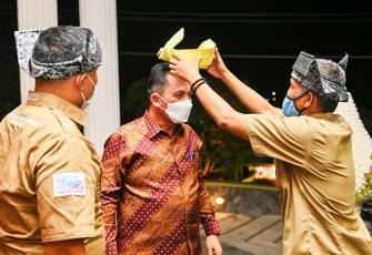 Gubernur Ansar di sela-sela pelantikan SMSI Cabang Provinsi Kepulauan Riau dan SMSI Kabupaten/Kota se-Provinsi Kepulauan Riau di Hotel Aston Tanjungpinang, Selasa (29/3) malam. 