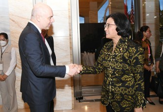 Sri Mulyani Indrawati dengan mengenakan tenun berwarna kuning keemasan bermotif warisan leluhur Kesultanan Tidore saat bertemu delegasi KTT G20..