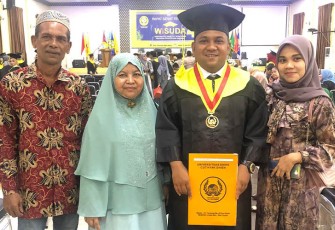 Keuchik Romi saat foto bersama keluarga