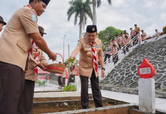 Ka. Kwarda Hamka Sabri Tabur Bunga di TMP Balai Buntar