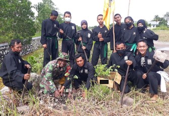 Koramil Pahandut Bersama PSHT Ranting Palangka Raya saat tanam pohon
