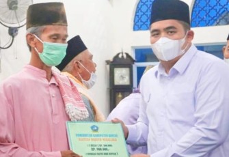 Plt Bupati Bintan Roby saat menyerahkan Hibah Pembangunan Masjid Fastabiqul Khairot, secara simbolis.