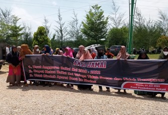 Aksi Damai Gabungan LSM dan Masyarakat di Kantor Bupati