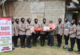 Polwan Polres Aceh Timur saat Laksanakan Bakti Sosial