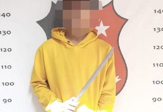 Remaja Bawa Pedang saat Diamankan Polisi