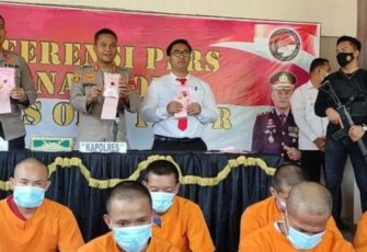 Kapolres Oku Timur, AKBP Nuryono SiK, SH. MM, didampingi Kasat Narkoba Iptu Bondan Try Hoetomo STK, SiK. MH, saat pres release, Senin (01/08/2022),