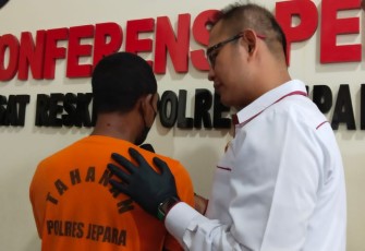 Tersangka (kenakan baju tahanan) saat dihadirkan dalam konferensi pers di Mapolres Jepara.
