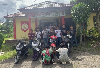 Pelaku curanmor (duduk) saat diamankan petugas subuh kemarin Senin (25/04).