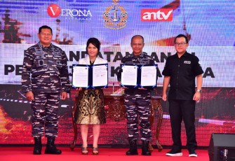Penandatanganan Perjanjian Kerja Sama (PKS) oleh Kepala Dinas Penerangan Angkatan Laut (Kadispenal) Laksamana Pertama TNI Julius Widjojono mewakili TNI AL dengan Direktur PT. Verona Indah Picture Titin Suryani yang disaksikan Kepala Staf Angkatan Laut (Kasal) Laksamana TNI Yudo Margono dan Presiden Direktur ANTV Ahmad Zulfikar di atas KRI Banda Aceh-593  yang sedang sandar di Dermaga Mako Kolinlamil, Jakarta Utara, Kamis (29/08) kemarin.
