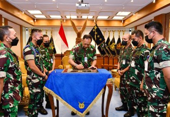 Kasau Marsekal TNI Fadjar Prasetyo, S.E., M.P.P., CSFA., saat menandatangani Prasasti Renovasi Makam Sersan Mayor (Anumerta) Maimun Saleh.