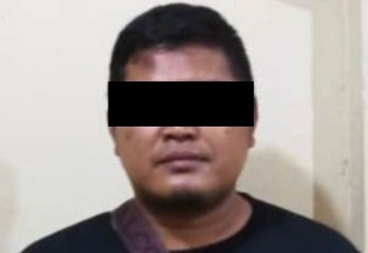 Tersangka saat diamankan polisi