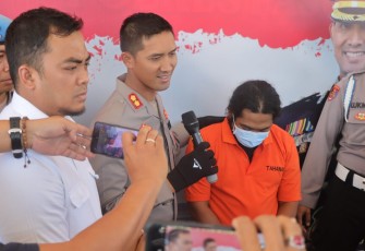 Kapolres Pasuruan AKBP Bayu Pratama Gubunagi, S.H., S.I.K., M.Si saat tunjukan tersangka pada konferensi pers yang digelar Senin (12/09/2022).