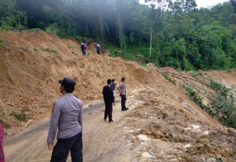 pasca terjadi longsor, tampak material longsor menutupi jalan