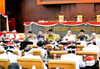 Pimpinan DPRD Jatim saat Terima Aspirasi Ratusan Nakes Terkait Penolakan RUU Kesehatan Omnibus Law 