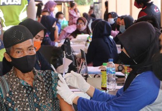 Salah seorang lansia di Bengkulu saat ikuti vaksinasi Covid-19