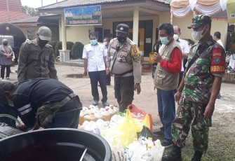 Babinsa Kelurahan Langkai Pantau Penjualan Minyak Goreng Produksi PT CBU