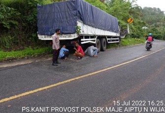 Mobil Tronton pasca Laka Tunggal di Kaur