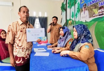 Warga Desa Toapaya saat Terima BLT Dana Desa Tahun 2022