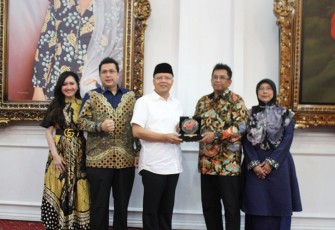 Gubernur Bengkulu Rohidin Mersyah usai audiensi dengan pemilik outlet Bencoolen Coffee Mohammad Fazlin  di Balai Raya Semarak Bengkulu, Rabu (20/7).