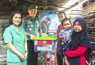 Dandim Palangka Raya saat Salurkan Bantuan KASAD Berupa Tabungan Keluarga Kepada Anak Kategori Stunting 