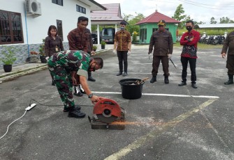 Pabung saat Hadiri Pemusnahan Barang Bukti Berkekuatan Hukum Tetap di Kejari Gunung Mas 