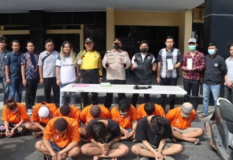 Wakapolres Bengkulu Kompol Hendri Syaputra, S.I.K, didampingi Kasat Reskrim Polres Bengkulu Welliwanto Malau, S.I.K., M.H, Serta Kasie Humas Polres Bengkulu AKP Sugiharto saat press conference kemarin Jum’at (14/10/22).