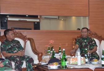Pangkolinlamil saat Berkunjung ke Koarmada RI