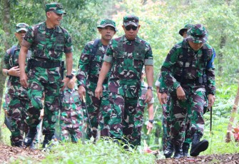 Kasdivif 2 Kostrad saat Dampingi Wakasad Tinjau Latihan Taktis Kompi Tempur Yonif MR 411/Pandawa