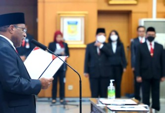 Wamendagri John Wempi Wetipo saat melantik Pejabat Pimpinan Tinggi Pratama dan Pejabat Fungsional di lingkungan Kemendagri.