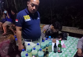 Polisi saat Sita Puluhan Miras dan Belasan Liter Tuak