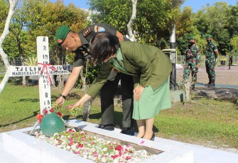 Dandim 1016 Palangka Raya didampingi istri saat Ziarah ke TMP Sanaman Lampang