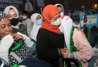 Gubernur Jawa timur Khofifah lndar Parawansa saat secara langsung menyambut kedatangan para Jemaah haji kloter pertama di Asrama Haji Sukolilo, Surabaya.