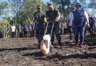 Kasad saat mengunjungi lahan dalam Program ketahanan pangan 