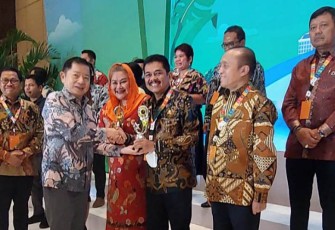 Penyerahan Penghargaan pada saat acara Konferensi Tahunan SDGs Indonesia Tahun 2022 (SDGs Annual Conference 2022) yang dilaksanakan di Hotel Sultan Jakarta selama 2 (dua) hari, 01 -02 Desember 2022.