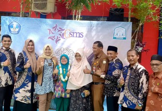 Foto bersama rombongan Dirjen Pendidikan dan Kadisdikbud Aceh Timur