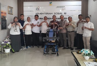 Pj Wali Kota Payakumbuh Rida Ananda, menerima bantuan Asistensi Rehabilitasi Sosial (Atensi) dari Sentra Abiseka Pekanbaru Riau.