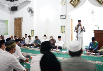 Wakil Gubernur (Wagub) Bengkulu Rosjonsyah saat Safari Ramadhan perdana di Masjid Nurul Iman Desa Sekayun Kecamatan Lubuk Sandi, Minggu (10/14/2022).