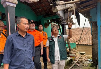 Deputi Bidang Penanganan Darurat BNPB Mayjen TNI Fajar Setyawan (rompi hijau) bersama Pj. Gubernur Jawa Barat Bey Machmudin (kemeja biru dongker) meninjau lokasi terdampak gempabumi M 4.0 di Desa Purwabakti, Kecamatan Pamijahan, Kabupaten Bogor, Sabtu (9/12). FOTO: BPBD Provinsi Jawa Barat